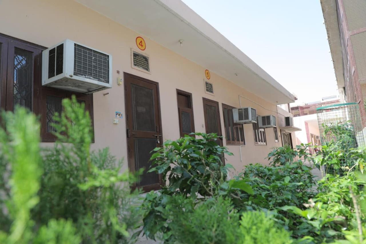 Radha Madhav Ashram Vrindavan Exterior photo